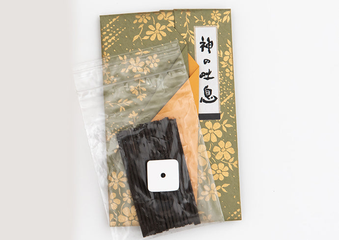 すぐに焚いていただけるように香立てもセットでお付けしております。